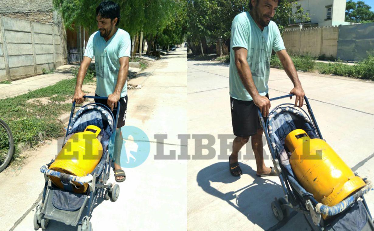 El santiaguentildeo maacutes ingenioso- usoacute el coche de su bebeacute para trasladar una garrafa hasta su casa y se volvioacute viral