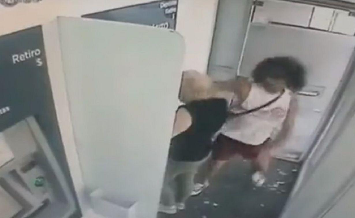 VIDEO  Desmayoacute de una trompada a una jubilada que sacaba plata del cajero y se dio a la fuga