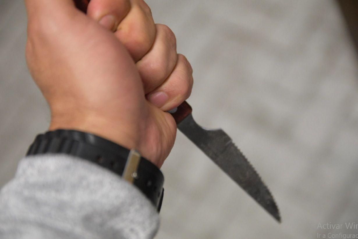 Maniataron y le clavaron un cuchillo a una joven hipoacuacutesica porque no entendiacutea a los ladrones