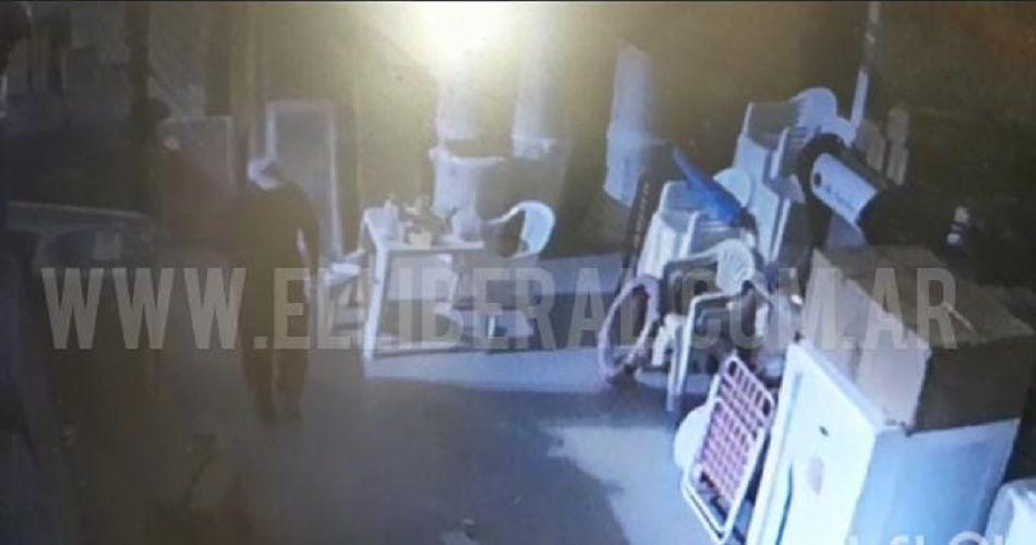 Millonario robo de 28 celulares en un conocido comercio de electrodomeacutesticos santiaguentildeo