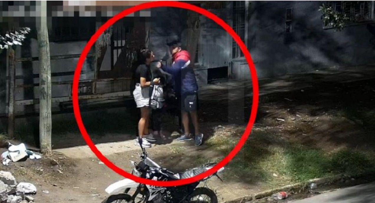 VIDEO Golpeoacute a su ex en la calle delante de su hijita y quedoacute captado en las caacutemaras de seguridad