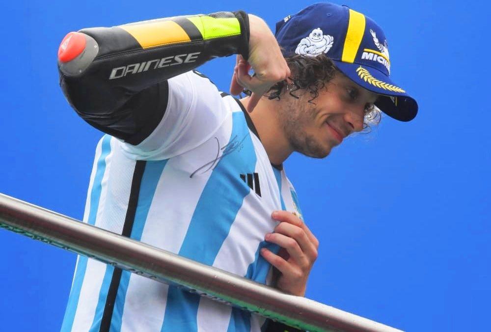 FOTOS  Bezzecchi festejoacute el triunfo del GP de Las Termas con la camiseta de Argentina firmada por Messi