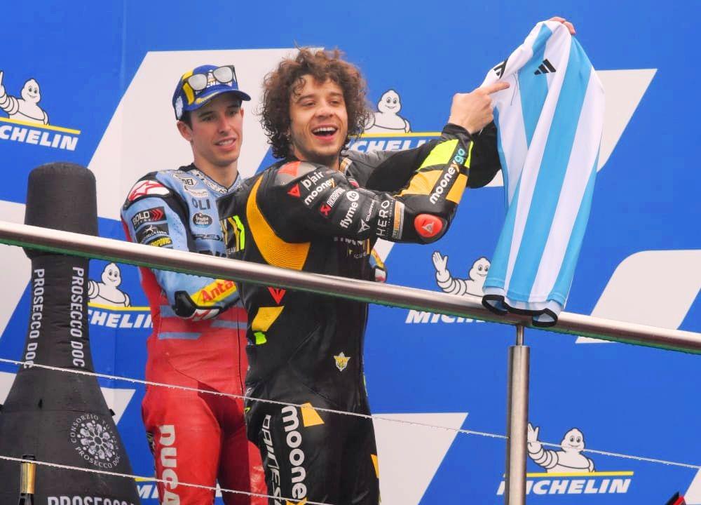 FOTOS  Bezzecchi festejoacute el triunfo del GP de Las Termas con la camiseta de Argentina firmada por Messi