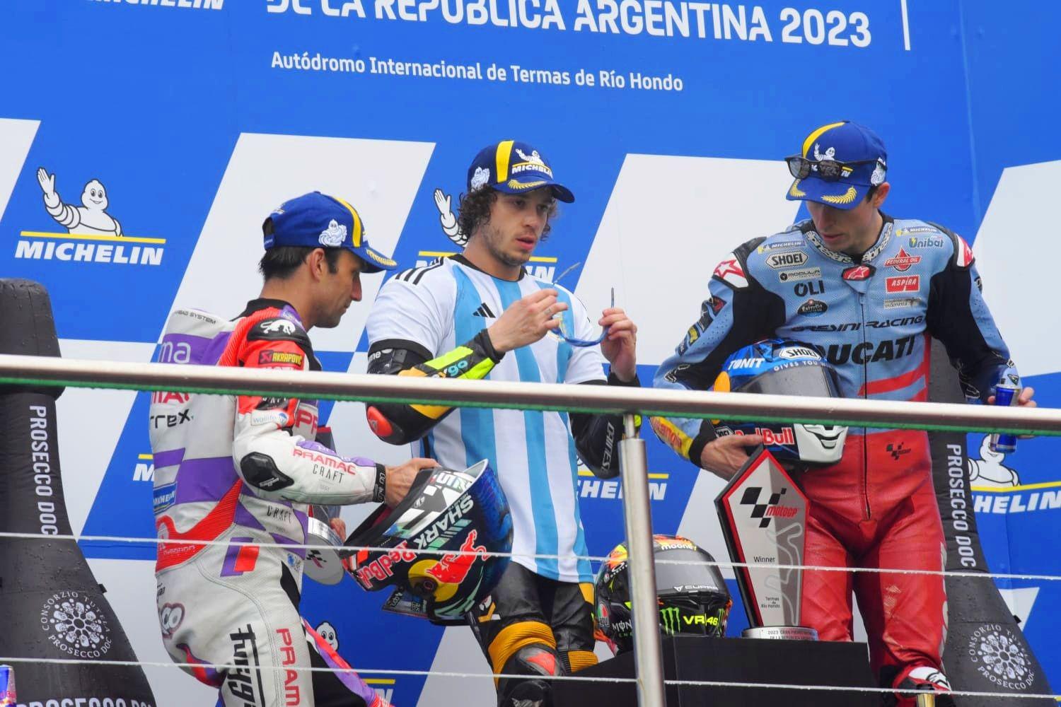 FOTOS  Bezzecchi festejoacute el triunfo del GP de Las Termas con la camiseta de Argentina firmada por Messi