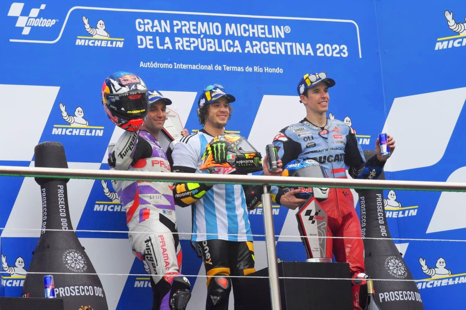 FOTOS  Bezzecchi festejoacute el triunfo del GP de Las Termas con la camiseta de Argentina firmada por Messi