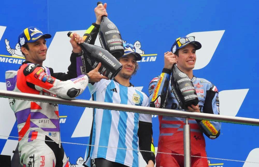 FOTOS  Bezzecchi festejoacute el triunfo del GP de Las Termas con la camiseta de Argentina firmada por Messi