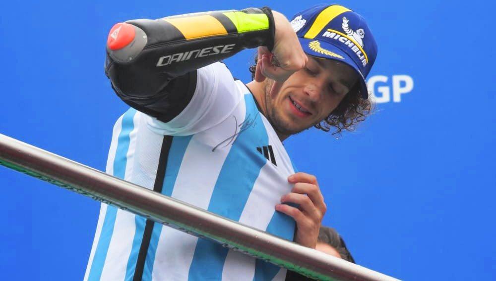 FOTOS  Bezzecchi festejoacute el triunfo del GP de Las Termas con la camiseta de Argentina firmada por Messi