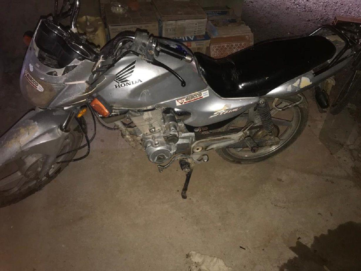 La moto que dejaron abandonada los delincuentes