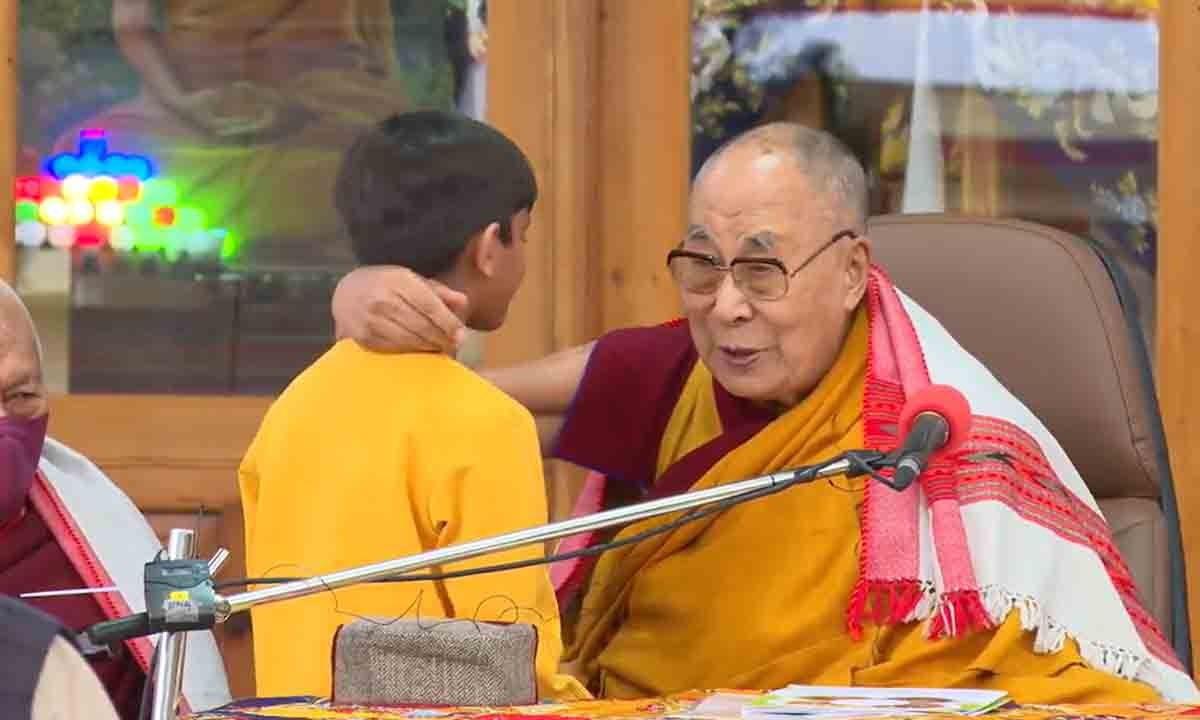 El Dalai Lama se disculpa con un nintildeo por pedirle chuparle la lengua