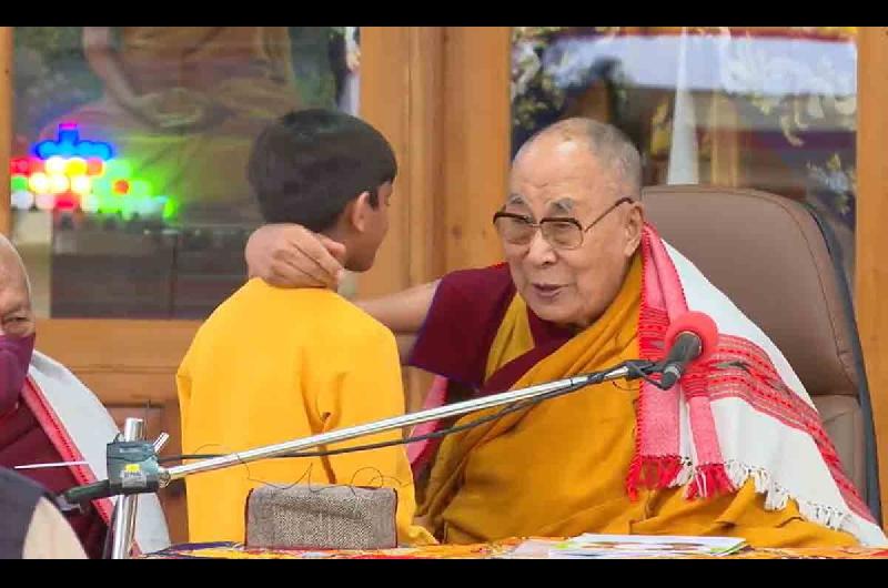 El Dalai Lama se disculpa con un nintildeo por pedirle chuparle la lengua