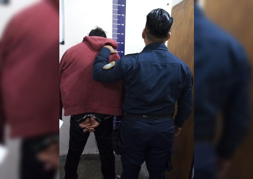 Tensioacuten en Fernaacutendez por un hombre que amenazoacute a su expareja con un cuchillo