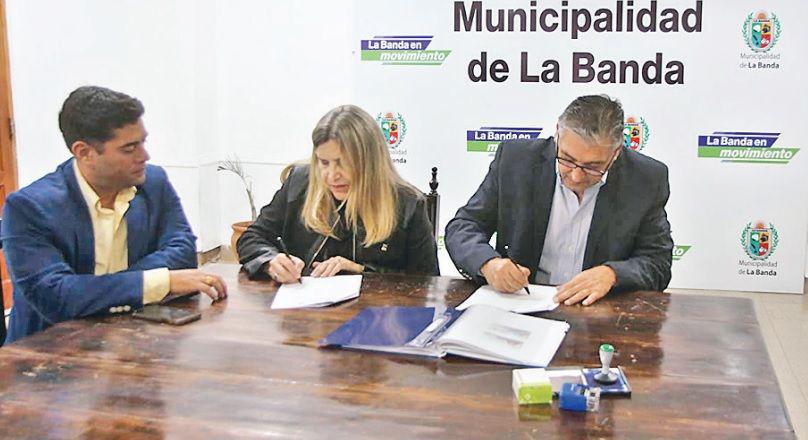 ACTO Liliana Abdala decana de Ciencias Políticas de la Ucse junto al intendente bandeño rubricaron el acuerdo