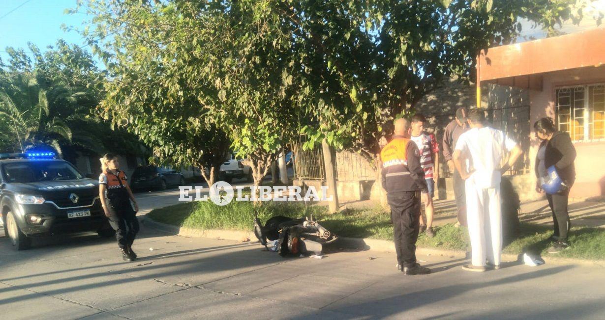 Una motociclista sufrioacute golpes al ser embestida por una camioneta