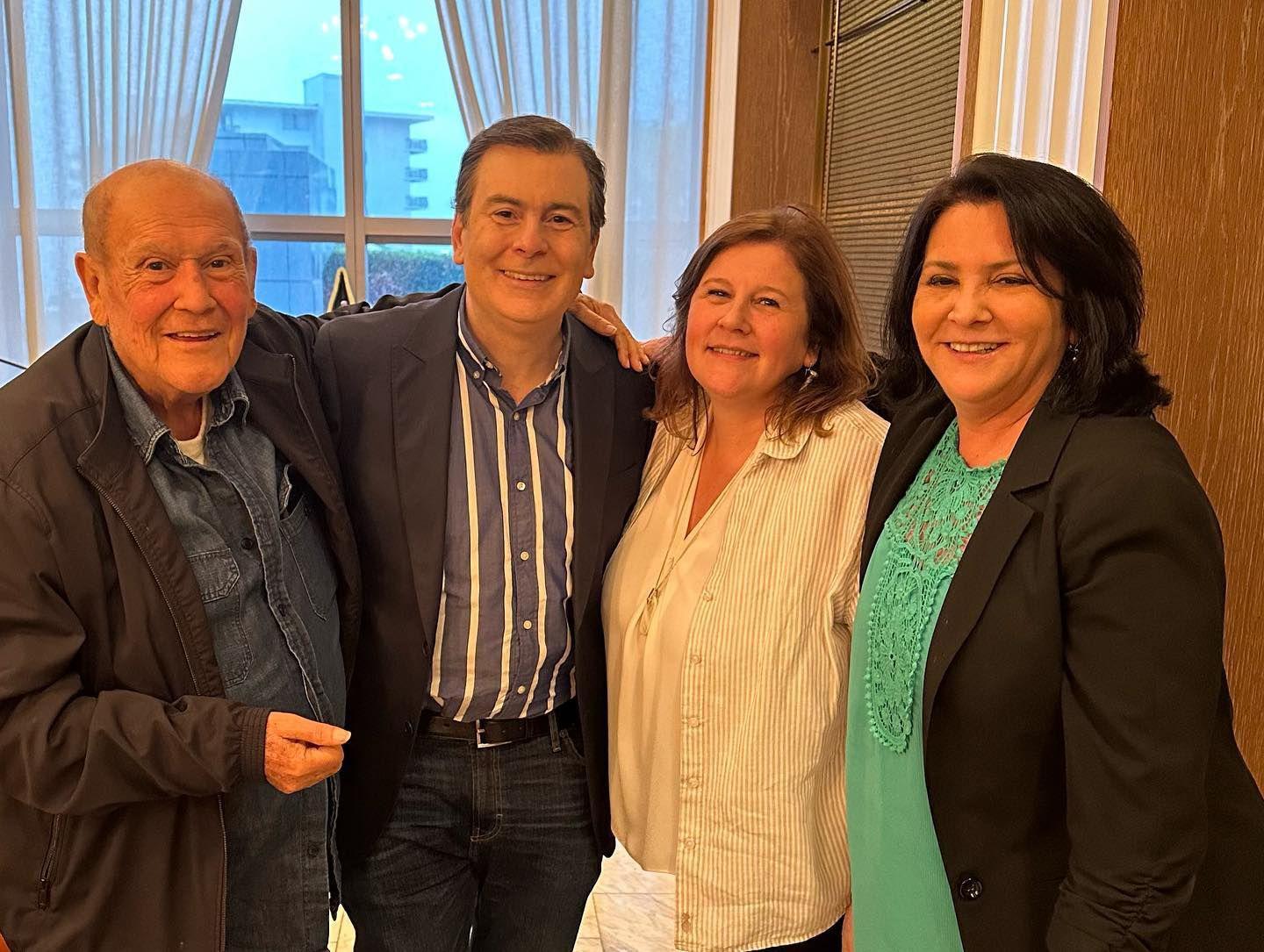 Zamora se reunió con Leo Dan y su familia en Miami - El gobernador Gerardo  Zamora se reunió este sábado con el cantante y autor santiagueño Leo Dan,  según informó el mismo