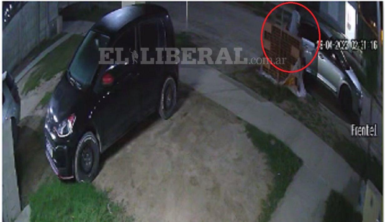 VIDEO  Roboacute ladrillos de la vereda de una casa quiso pasar desapercibido pero quedoacute filmado