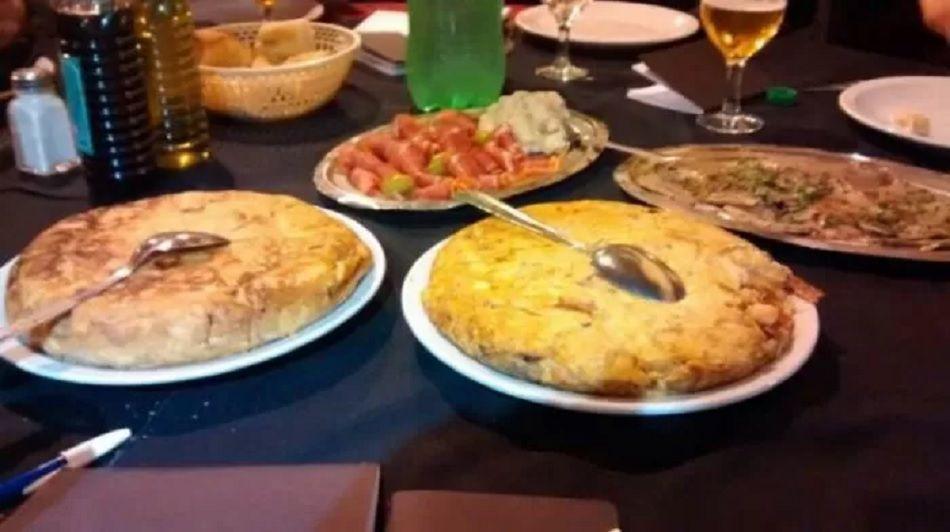 Mega bodegoacuten en Buenos Aires- las tortillas son las destacadas y sirven unas suacuteper milanesas de tres sabores