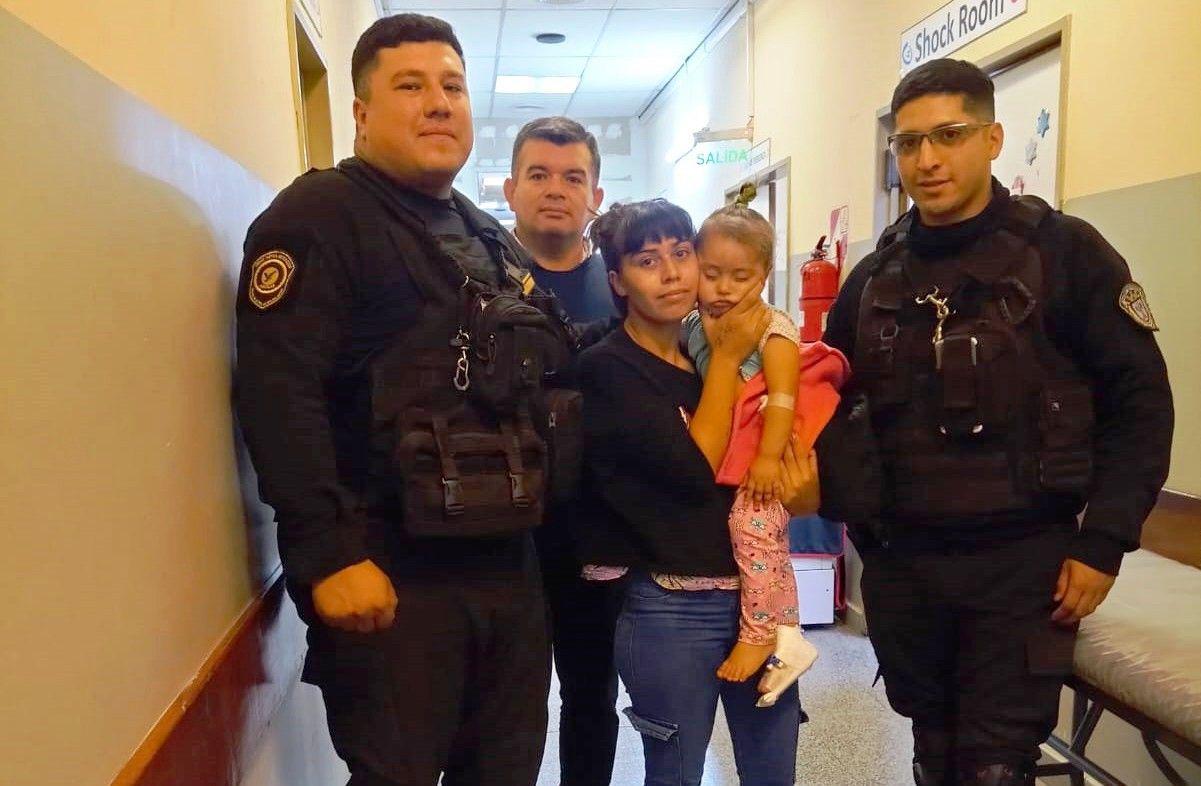 El heroico acto de la Policiacutea que permitioacute salvar la vida de una nenita en pleno centro