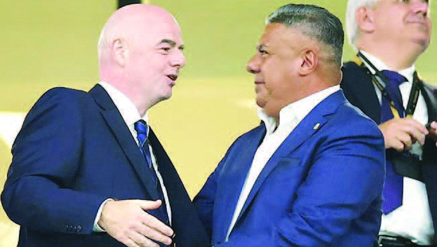 Gianni Infantino y Claudio Tapia llegan el viernes para el acto inaugural