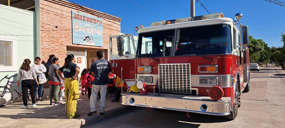 Alumnitos recibieron la visita de bomberos voluntarios en una mantildeana a puro aprendizaje