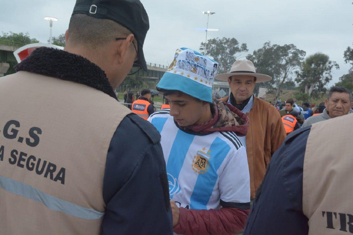 FOTOS  Los fanaacuteticos de la celeste y blanca le ponen color al debut de Argentina