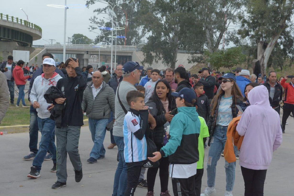 FOTOS  Los fanaacuteticos de la celeste y blanca le ponen color al debut de Argentina