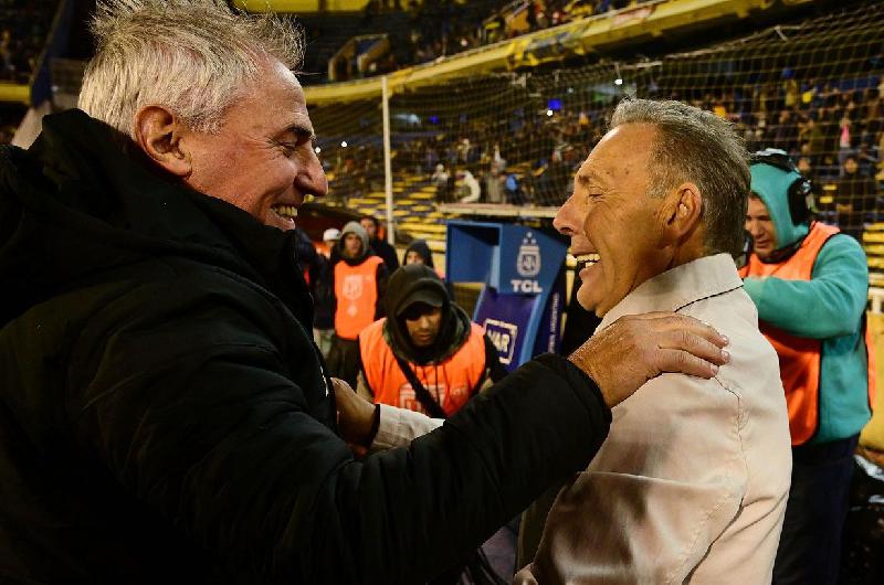 CORDIALIDAD Leonardo Madelón y Miguel Ángel Russo se dieron un clido abrazo antes del partido de ayer

