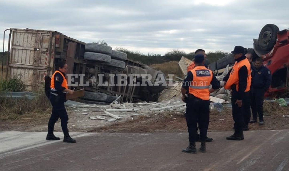 Impactante vuelco de un camioacuten con acoplado en Bajo Grande- el conductor fue derivado al CISB