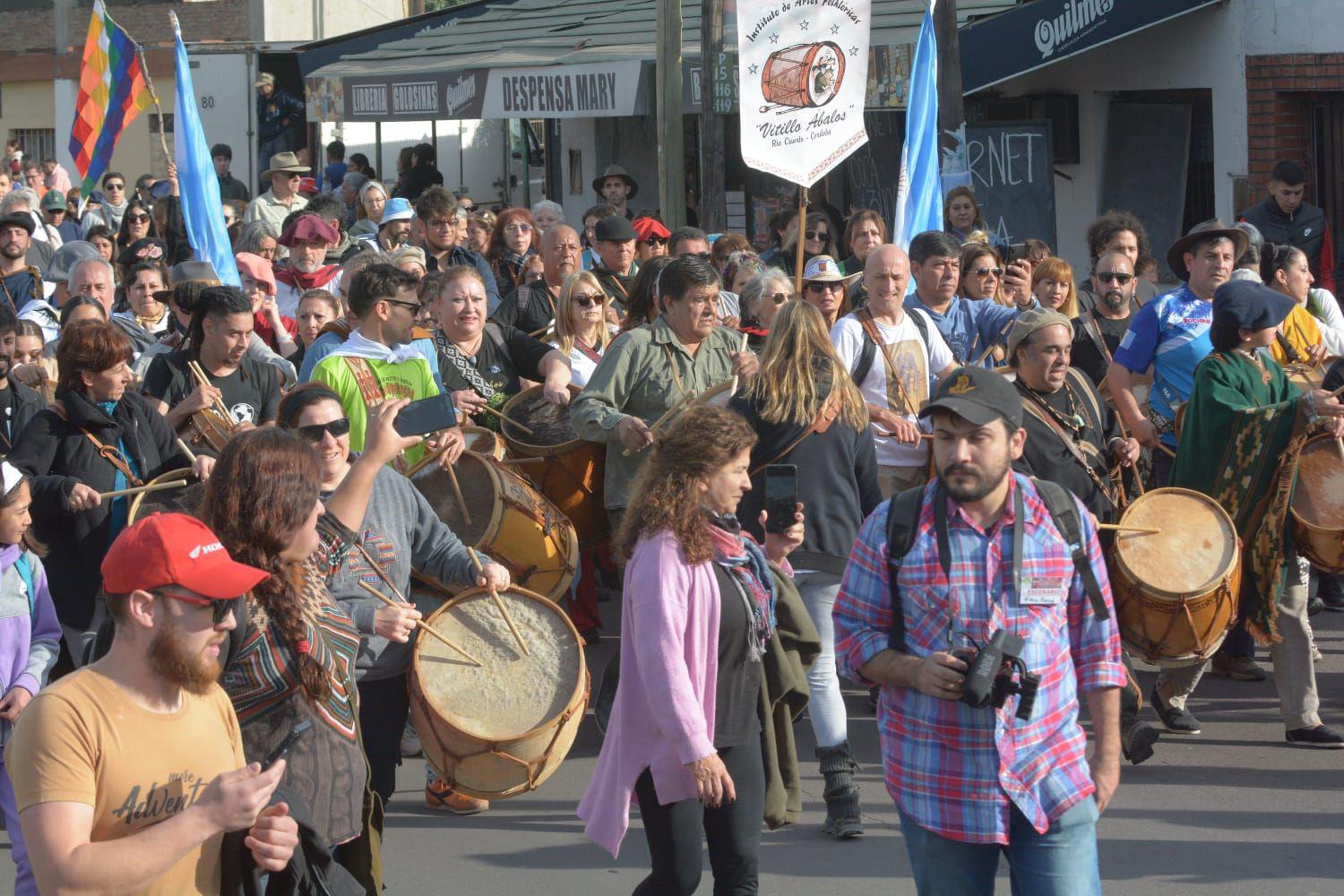 Nueva Marcha de los Bombos hace vibrar a la Madre de Ciudades