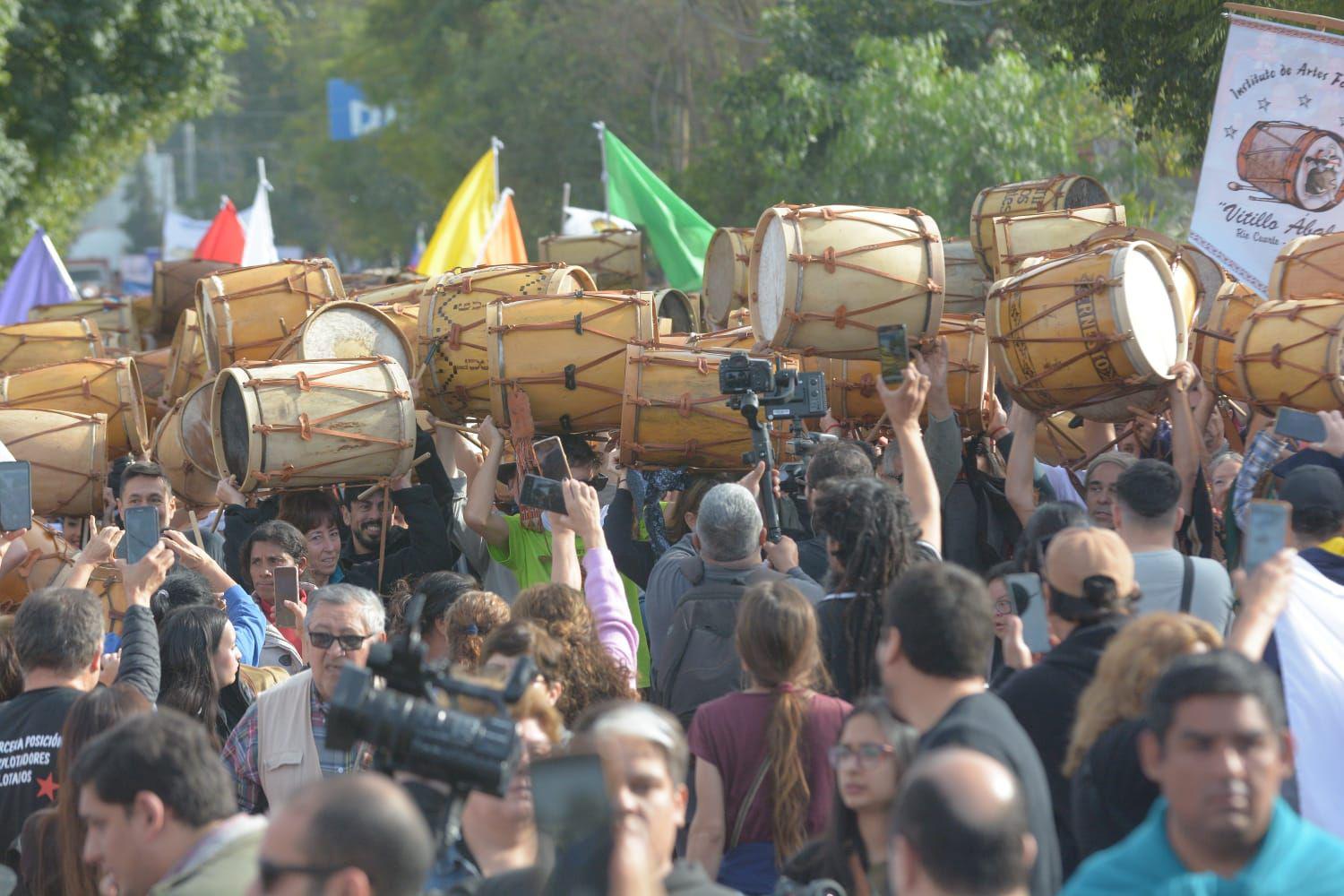 Nueva Marcha de los Bombos hace vibrar a la Madre de Ciudades