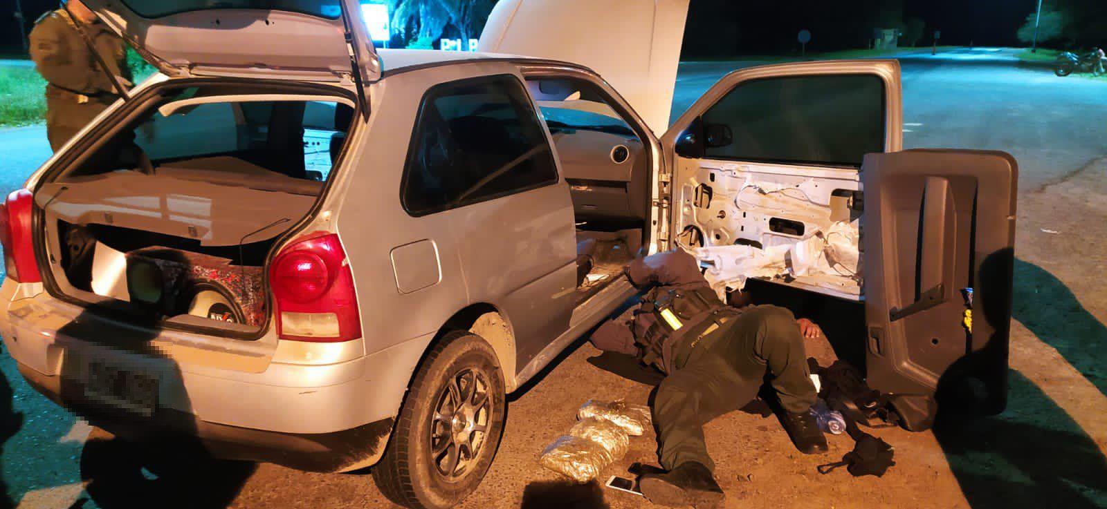 Cayo con varios ladrillos de droga ocultos en las puertas de su automoacutevil