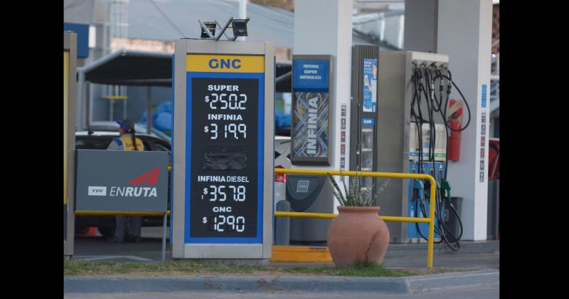 Con la suba de YPF se necesitan 600 maacutes para llenar el tanque