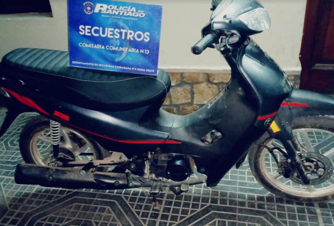 Encuentran en una vivienda de La Banda una moto que teniacutea pedido de secuestro