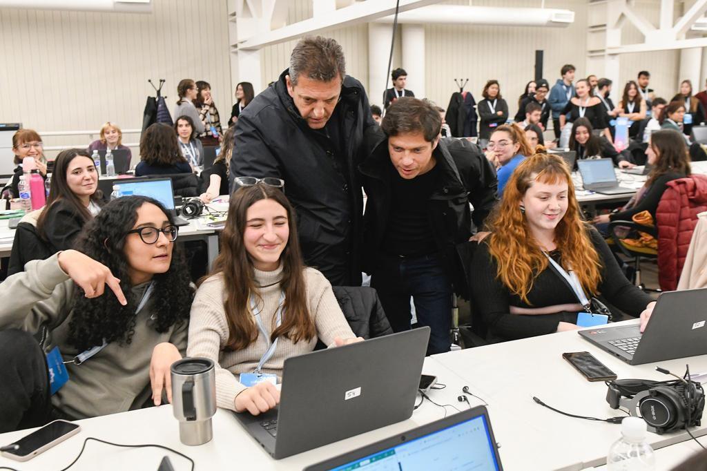 Massa y Kicillof visitaron el centro de coacutemputos de Unioacuten por la Patria