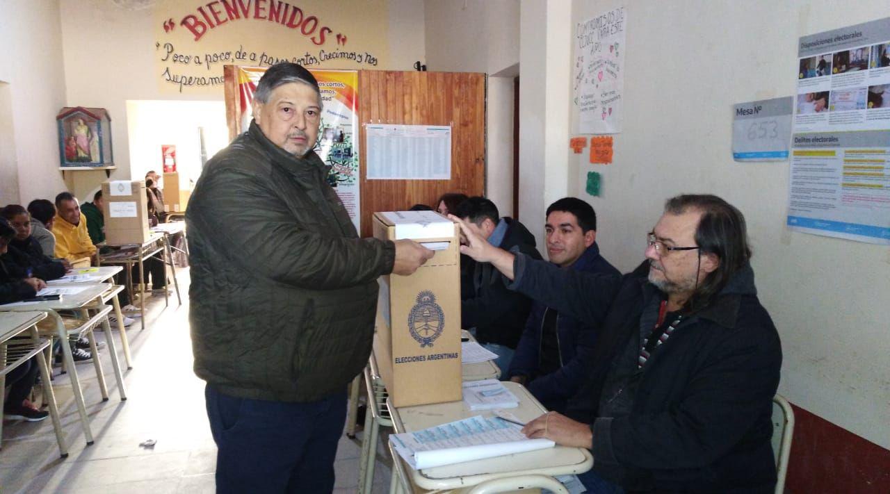 Votoacute en el barrio Smata el precandidato a diputado nacional Joseacute Goacutemez