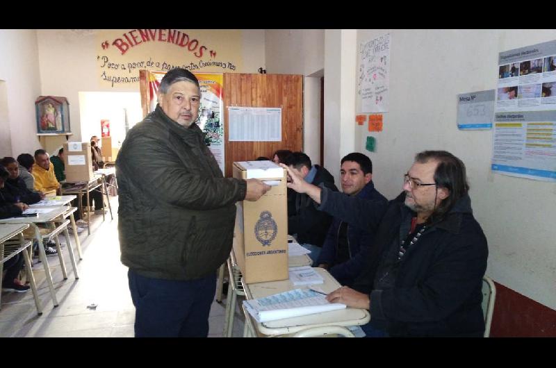 Votoacute en el barrio Smata el precandidato a diputado nacional Joseacute Goacutemez