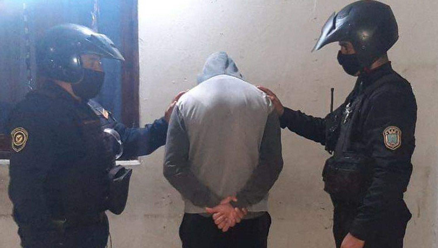 Regresoacute por su ex y la policiacutea que custodiaba a la joven lo apresoacute