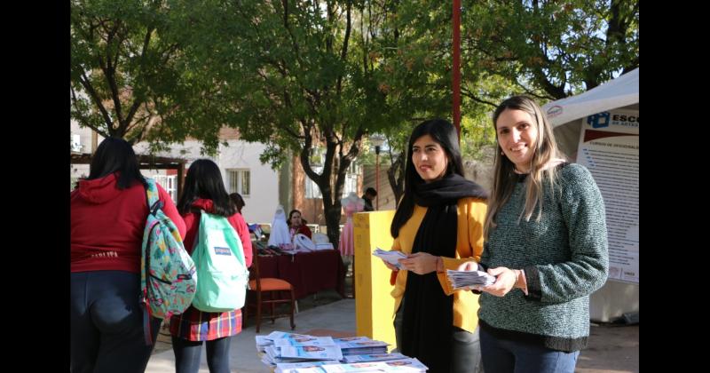 ACTIVIDAD Durante las dos jornadas se desarrollarn charlas en el Paraninfo y cada facultad instalar un stand en el patio central