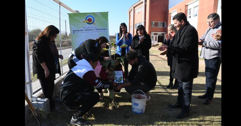 ACCIÓN En el predio de la institución educativa se plantaron 30 ejemplares de varias especies