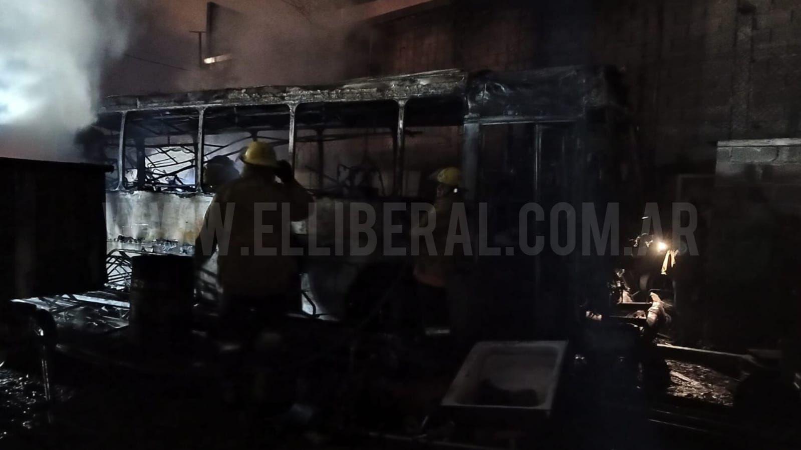 FOTOS  Bomberos trabajaron maacutes de cinco horas para sofocar el incendio de un colectivo en un galpoacuten