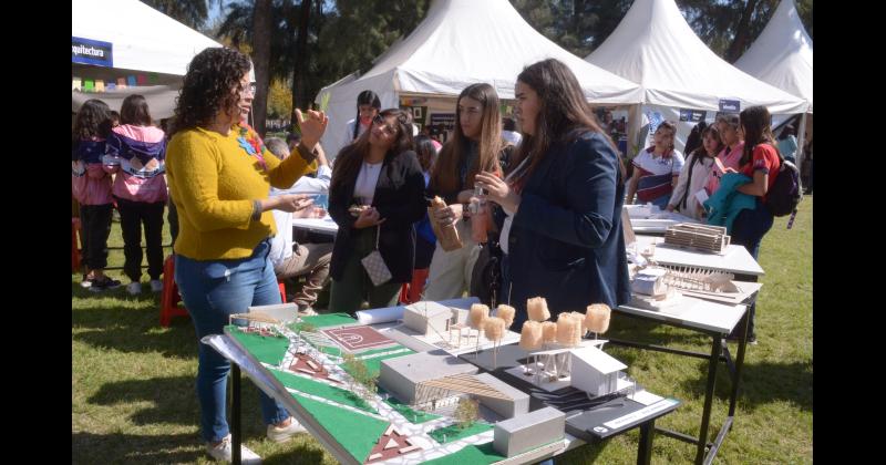 METODOLOGÍA A través de diferentes actividades los profesionales de la universidad hacen conocer a los estudiantes las propuestas