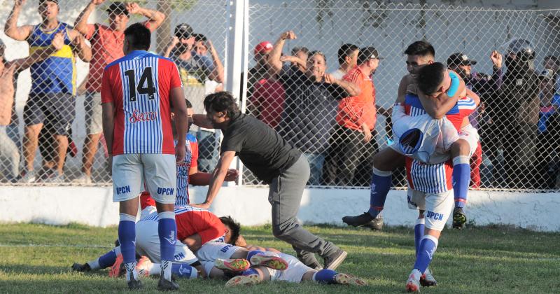 Tarde heroica de Unioacuten Santiago para pegar el grito de campeoacuten ante Veacutelez