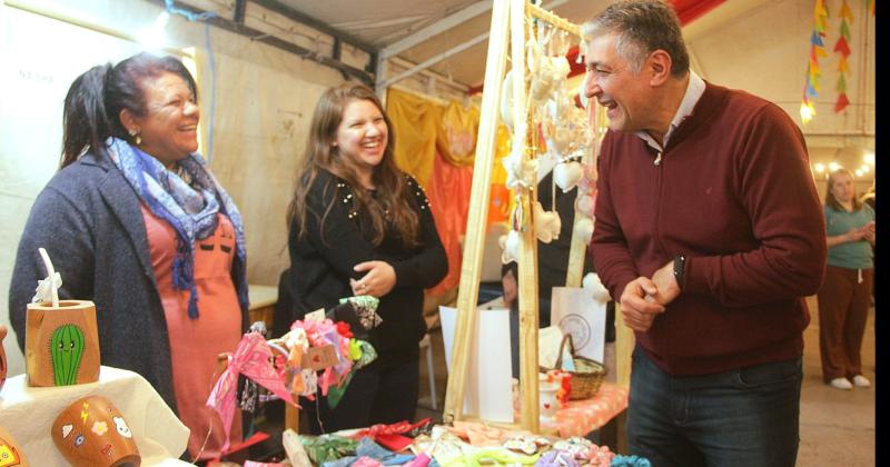 Nediani visitoacute la Feria de artesanos y emprendedores