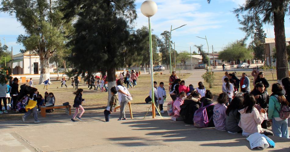 Los nintildeos y las mascotas le dieron un aspecto diferente a la plaza de Pinto