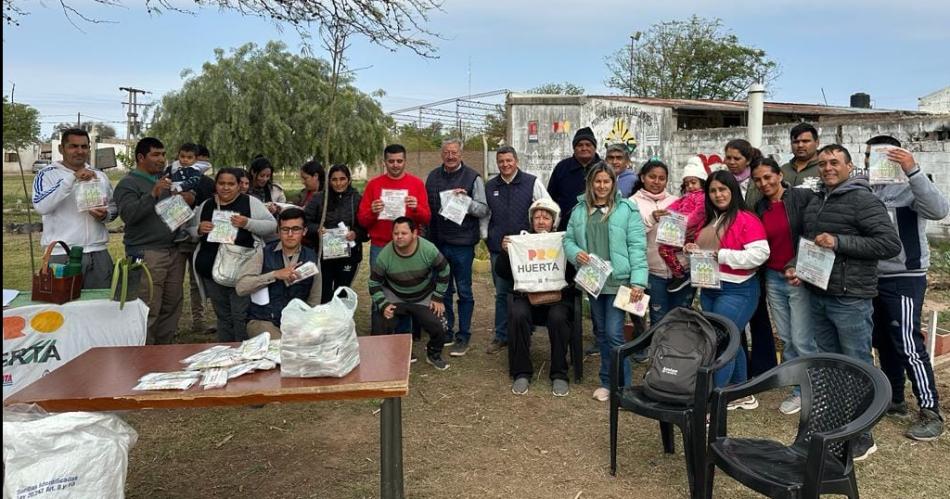 Los Juriacutees avanza con la entrega de semillas del Programa Pro-Huerta