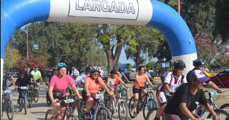 Espectacular travesiacutea en bicicleta por el 123ordm aniversario de Herrera