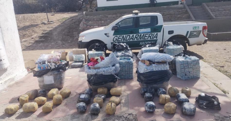 Gendarmeriacutea abre encomiendas con maacutes de 30 paquetes de droga