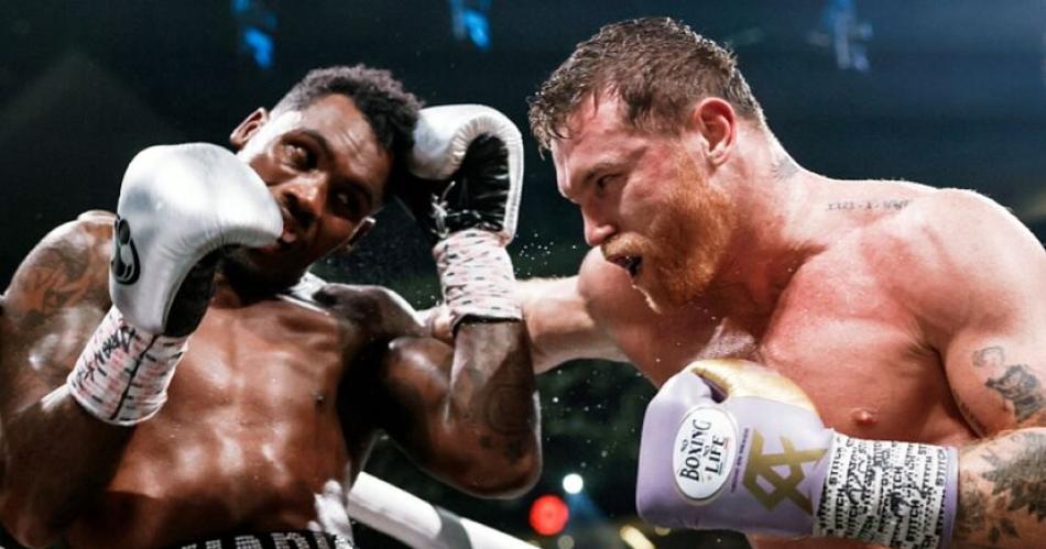 Canelo Aacutelvarez retiene sus tiacutetulos supermedianos con victoria unaacutenime sobre Charlo