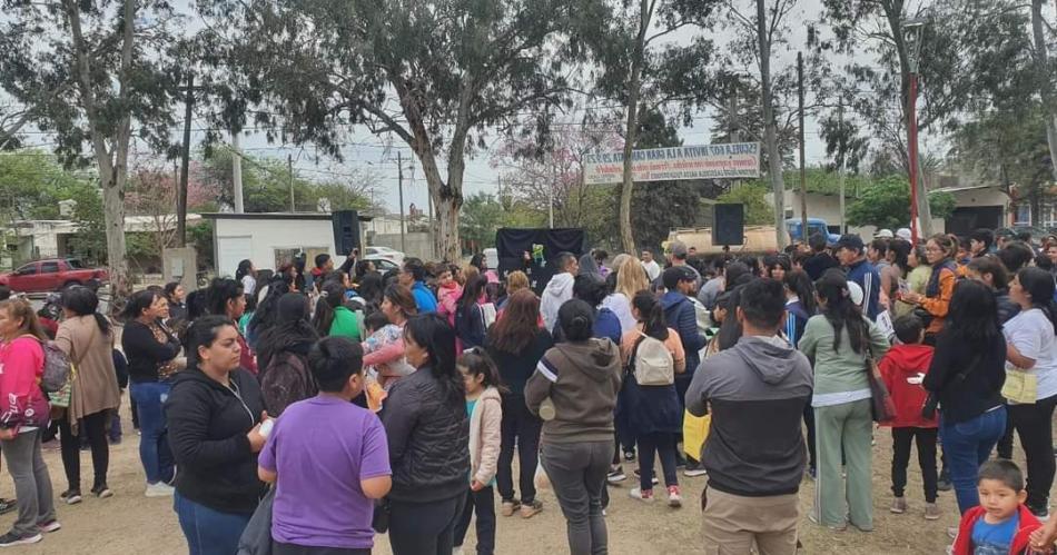 La Escuela Ndeg 607 cabo Ordoacutentildeez de Villa Balnearia organizoacute una caminata saludable