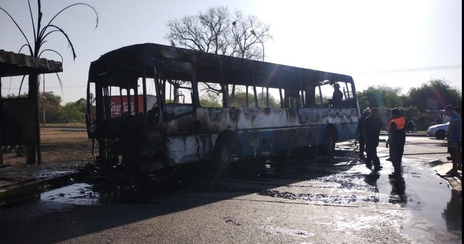 Un colectivo fue consumido por las llamas en el Puente Carretero