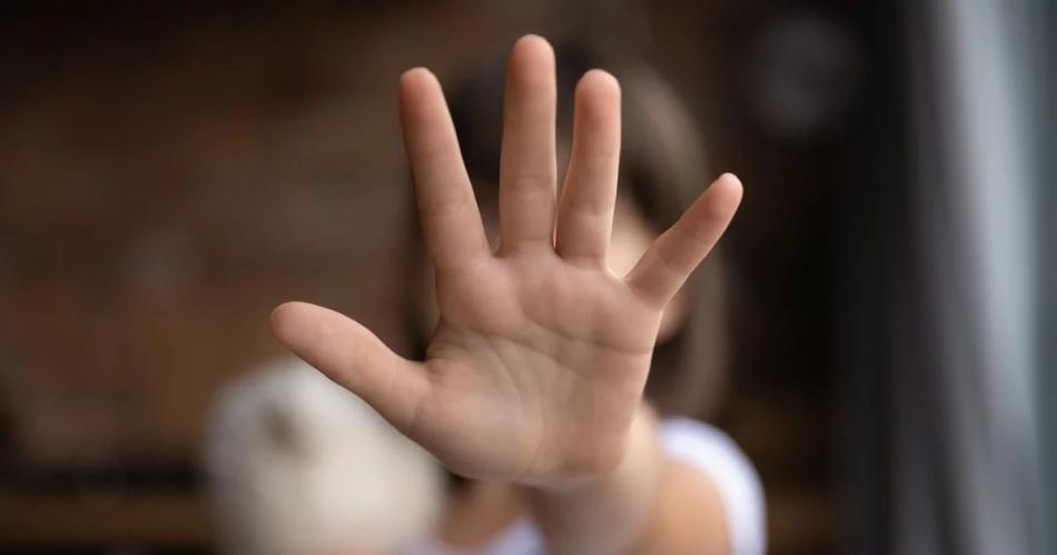 Condenan a un padre a 27 antildeos de prisioacuten por abuso sexual de sus cinco hijas menores